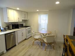 Comfortable 3 Bed Apt in Quiet Neighborhood