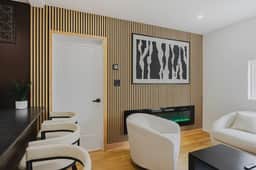 Luxury 3BD Short Walk to Airport