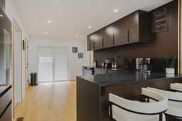 Luxury 3BD Short Walk to Airport