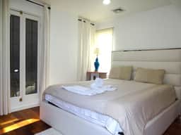 Spacious Luxury Home 5 Bed 3 Bath w/jacuzzi bath