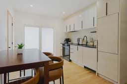 One Bedroom Short Walk to Airport