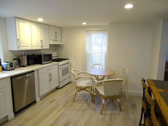 Comfortable 3 Bed Apt in Quiet Neighborhood