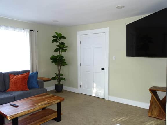 Comfortable Renovated 3 Bed Apartment