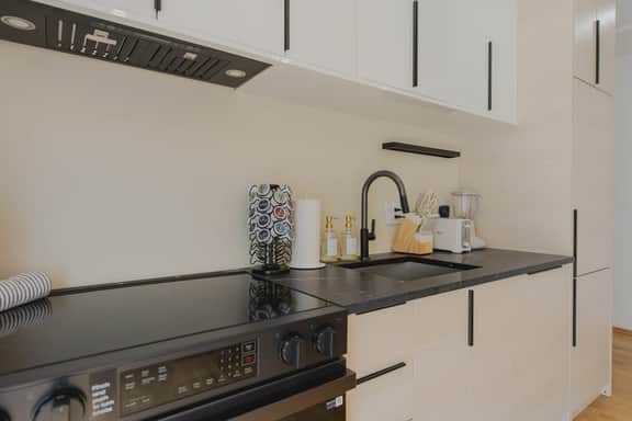 Lux 3BD Minutes Walk to Airport