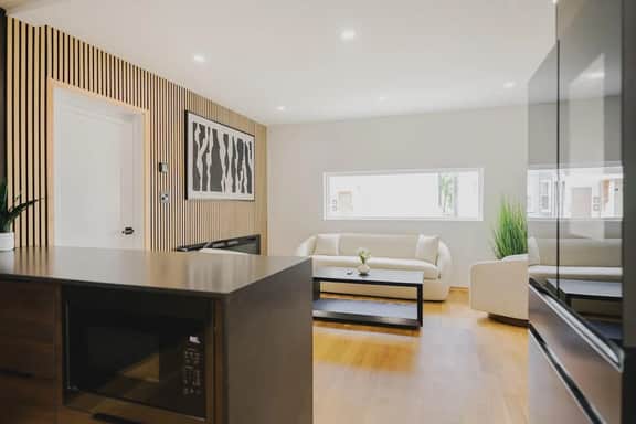 Luxury 3BD Short Walk to Airport