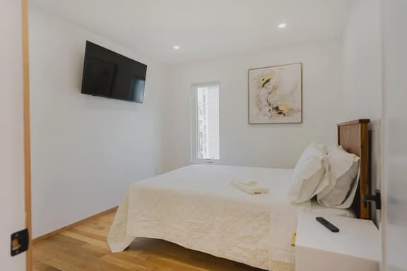 One Bedroom Short Walk to Airport
